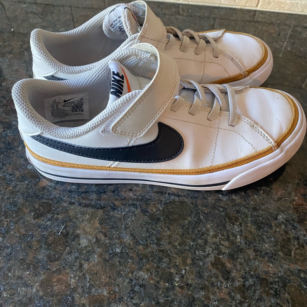 Nike legacy sneakers white